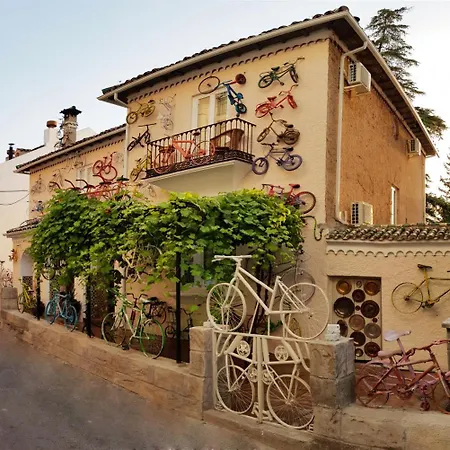 La Casa De Bicicletas 3*